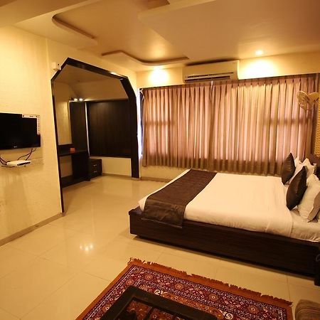 Oyo Premium Law Garden C G Road Hotel Ahmedabad Eksteriør billede