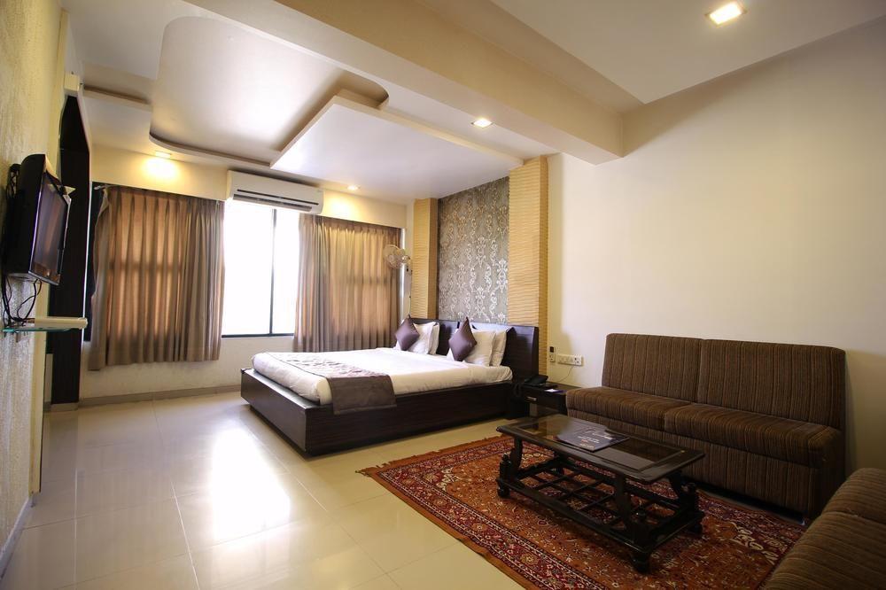 Oyo Premium Law Garden C G Road Hotel Ahmedabad Eksteriør billede