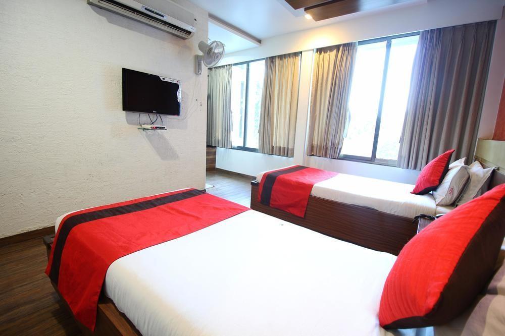 Oyo Premium Law Garden C G Road Hotel Ahmedabad Eksteriør billede