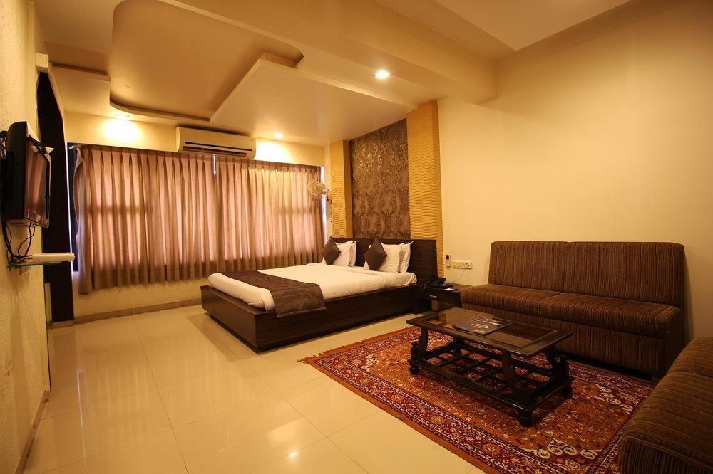 Oyo Premium Law Garden C G Road Hotel Ahmedabad Eksteriør billede