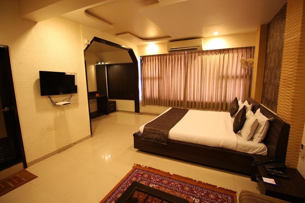 Oyo Premium Law Garden C G Road Hotel Ahmedabad Eksteriør billede