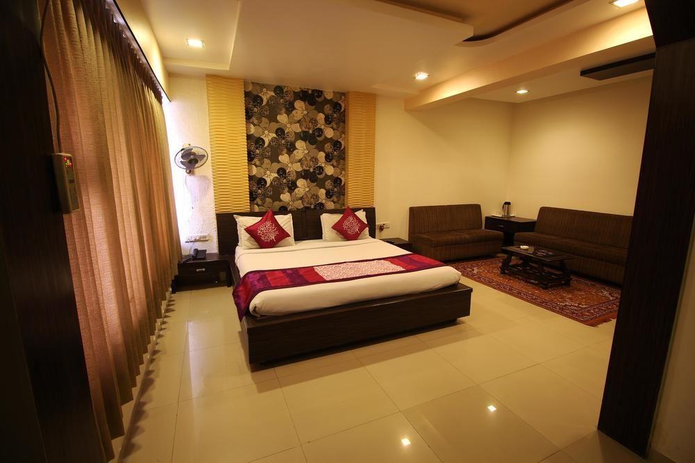 Oyo Premium Law Garden C G Road Hotel Ahmedabad Eksteriør billede