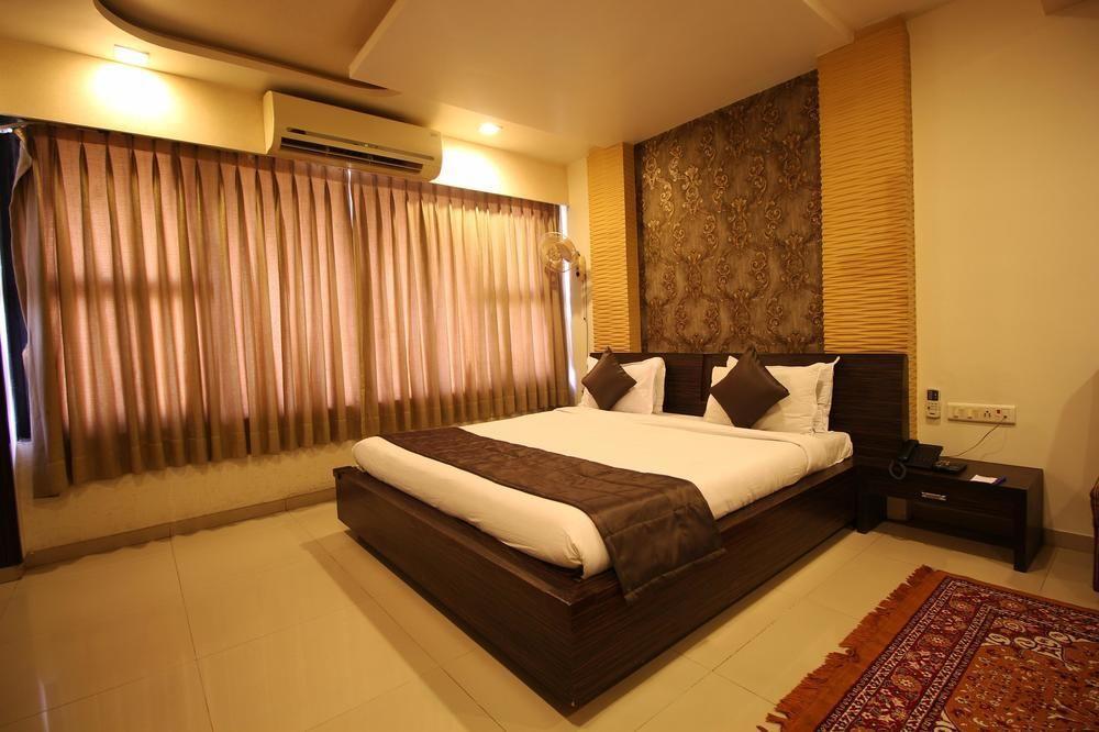 Oyo Premium Law Garden C G Road Hotel Ahmedabad Eksteriør billede