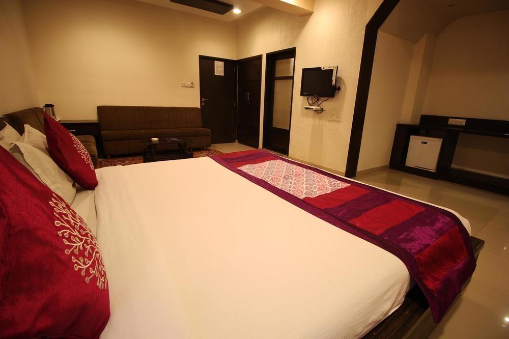 Oyo Premium Law Garden C G Road Hotel Ahmedabad Eksteriør billede