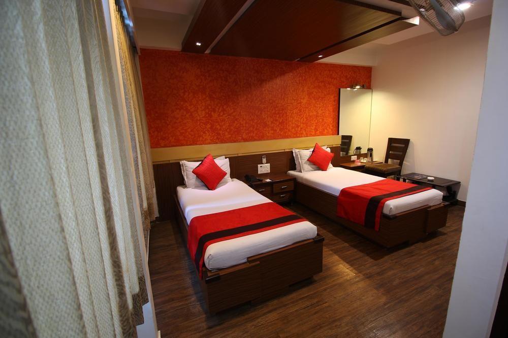 Oyo Premium Law Garden C G Road Hotel Ahmedabad Eksteriør billede